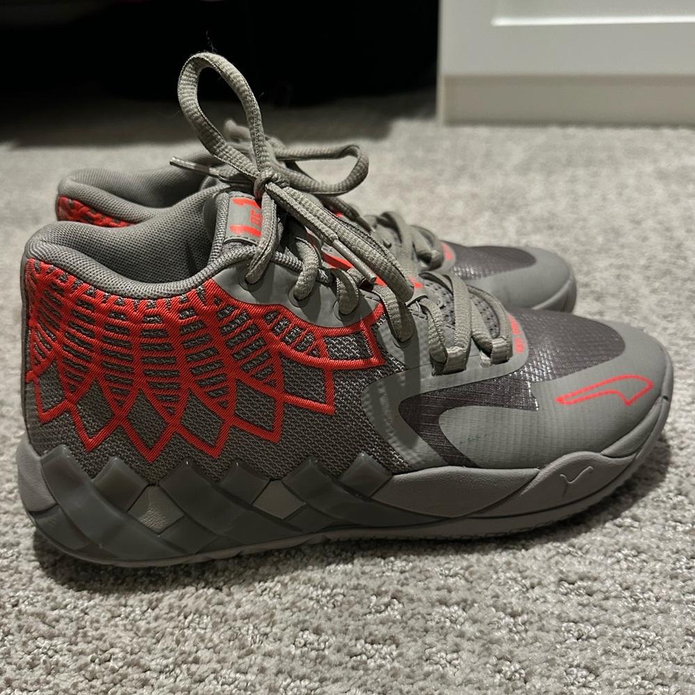 MB.01 JR 'ROCK RIDGE RED' PUMA BOYS 6.5 basketball shoes